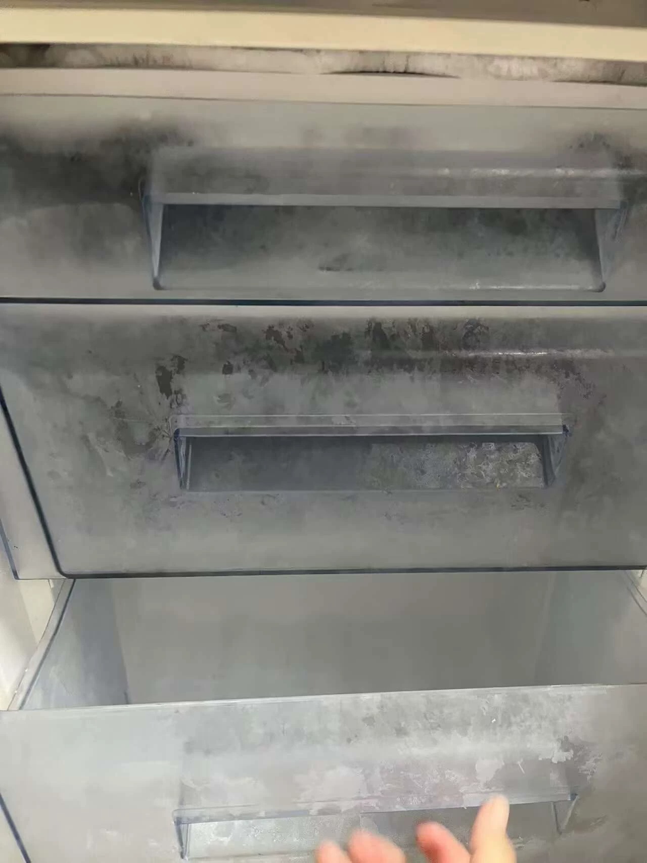 出个人闲置二手冰箱，功能齐全，三开门，两个门是冻柜，很干净，无损坏。仅自提。搬到家插上电就可以用了。记得是2000多买的。250出 家里另外买大冰箱了，所以这个